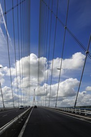 France, entre Calvados (14) et Seine-Maritime (76), le Pont de Normandie enjambe la Seine pour relier les villes de Honfleur et du Havre