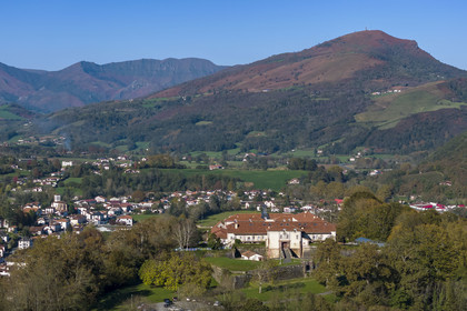 France, Pyrénées-Atlantiques (64), Pays-Basque, Saint-Jean-Pied-de-Port, la citadelle consolidée par Vauban au sommet de la colline de Mendiguren (vue aérienne)