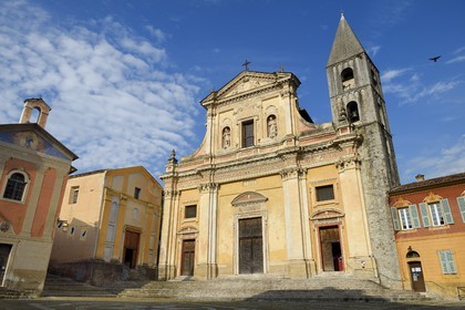 France, Alpes-Maritimes (06), vallée de la Bévéra, Sospel, place Saint Michel, la cathédrale Saint Michel