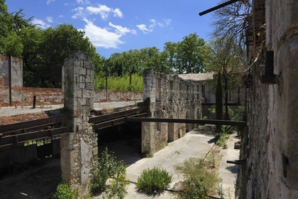 France, Hérault (34), Villeneuvette, ancienne manufacture royale, les ruines de l'usine
