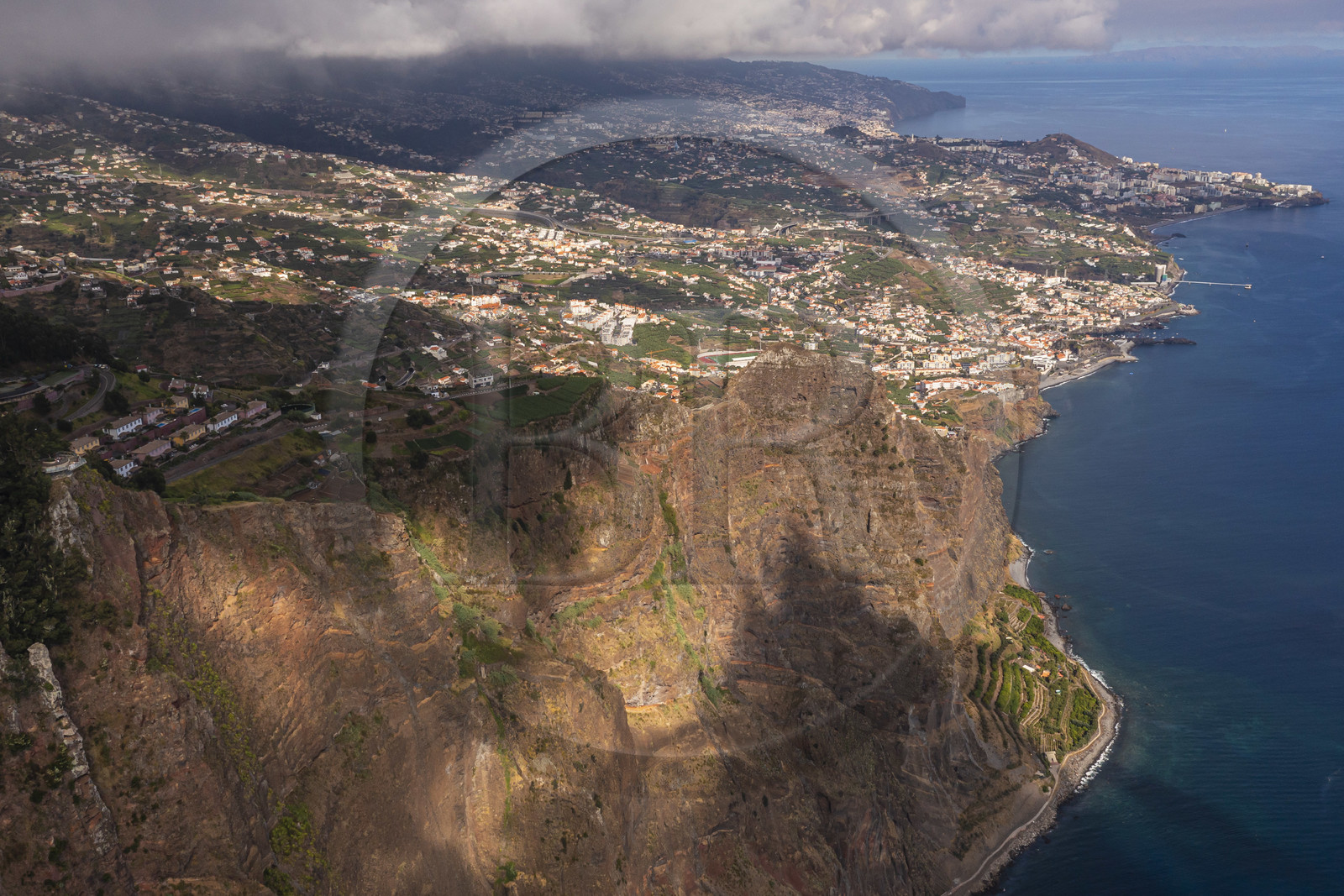 Portugal, Ile de Madère, Camara de Lobos, le belvédère du Cap Girao, plateforme en verre surplombant la deuxième falaise la plus haute du monde à 589 mètres de haut, champs cultivés au pied de la falaise (vue aérienne)