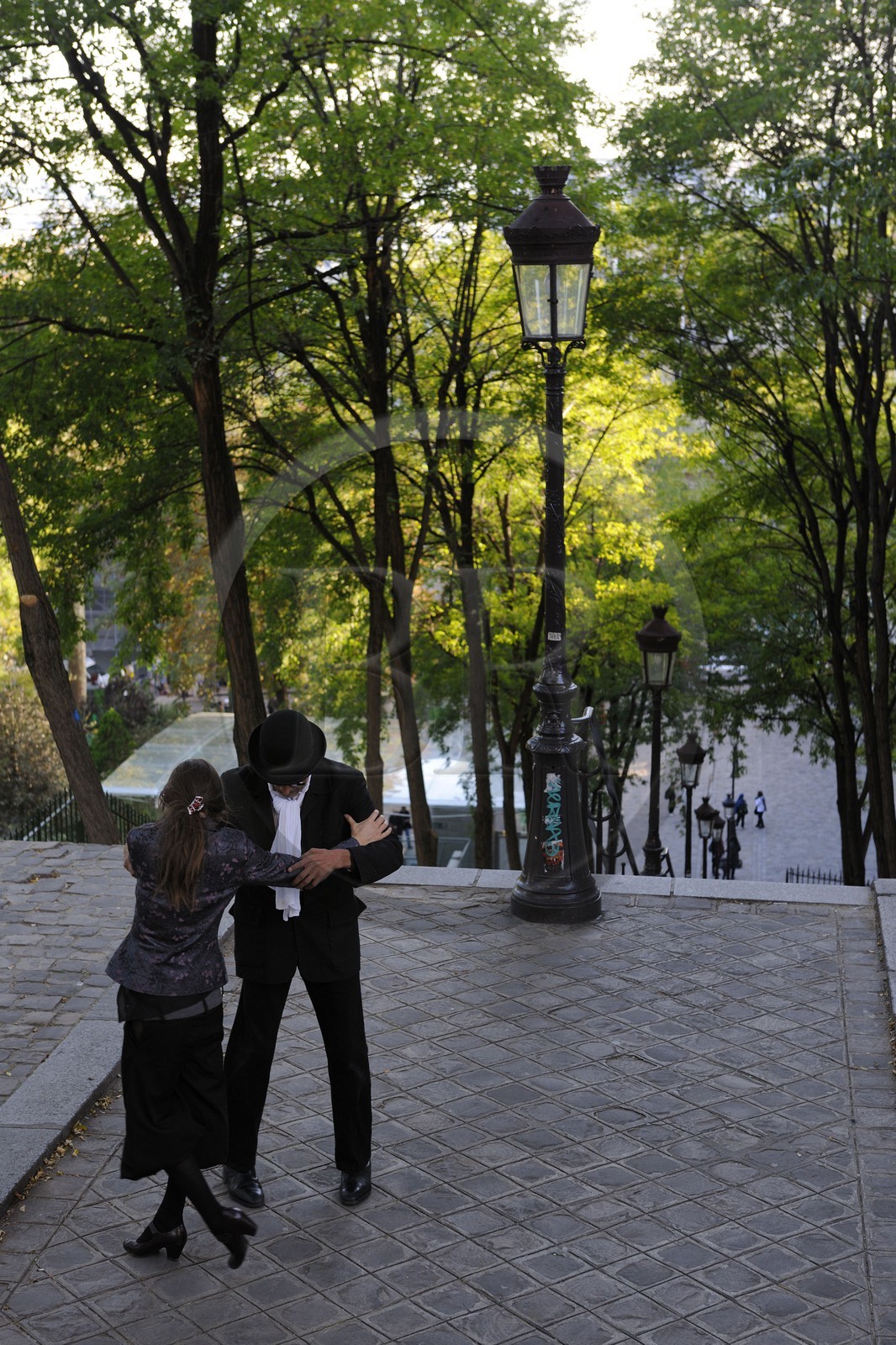 France, Paris (75), couple de danseurs de tango dans les escaliers de la Butte Montmartre