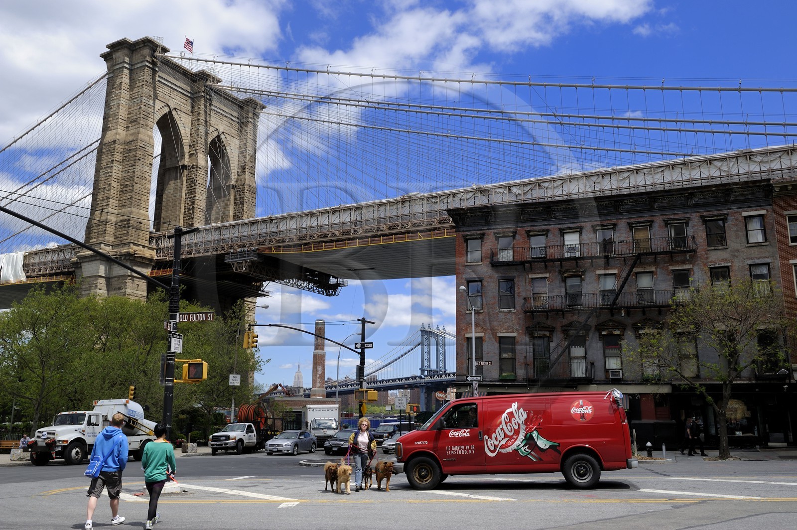 Etats-Unis, New York, Brooklyn, camionnette Coca-Cola sous le Brooklyn bridge et promeneuse professionnellle de chien