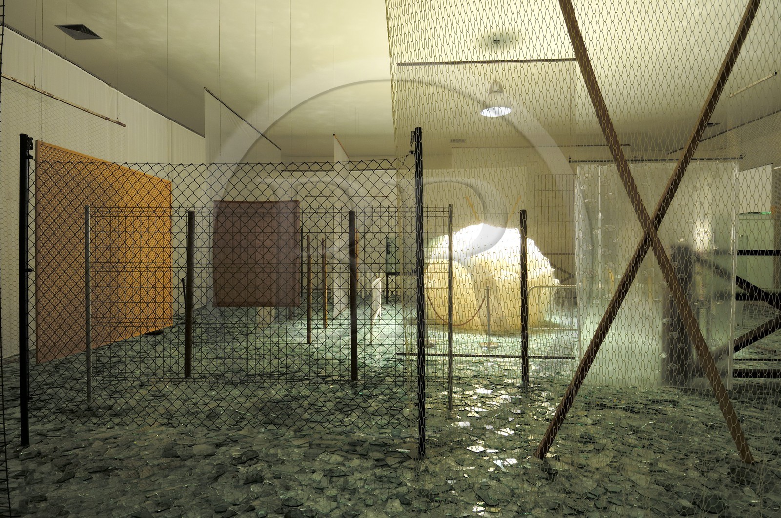 Brasil, Minas Gerais state, Brumadinho, Centro de arte contemporanea Inhotim (contemporary artwork center), Galeria Cildo Meireles, Através (1983) by Cildo Meireles