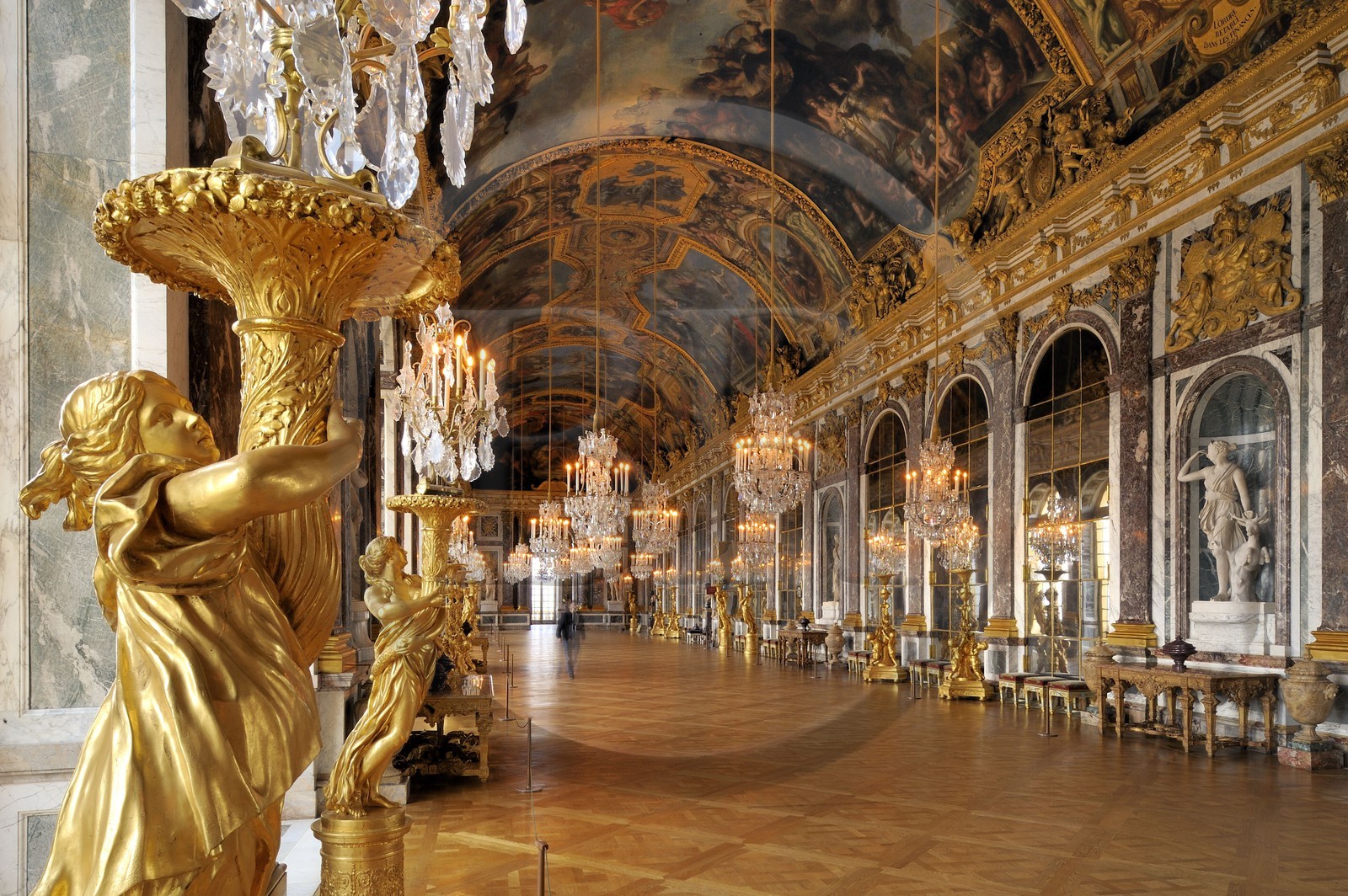 France, Yvelines (78), château de Versailles, classé Patrimoine Mondial de l'UNESCO, Galerie des Glaces (longueur 73m et largeur 10,50m) avec 17 fenêtres et 357 miroirs, architecte Jules Hardouin-Mansart (1678 - 1684)