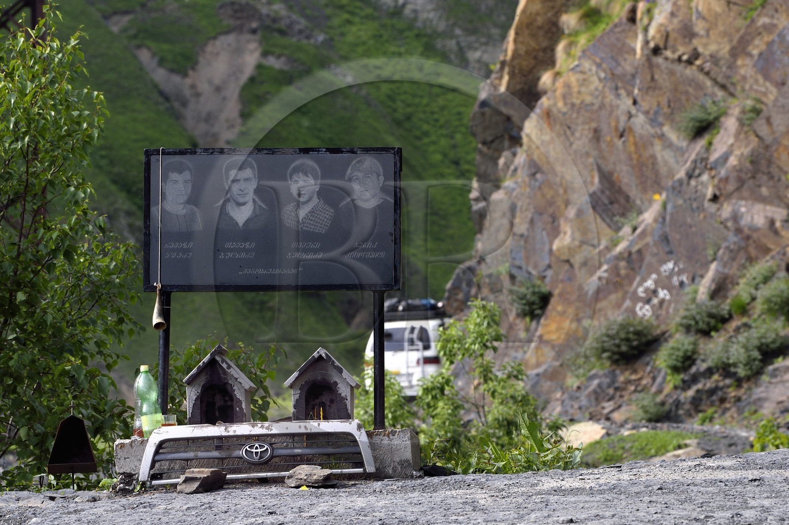 Géorgie, Kakheti, region de Touchétie, la très spectaculaire piste qui relie Telavi à Omalo en passant par le Col d'Abano à 2826 mètres, mémorial à des victimes mortes sur cette route très dangereuse