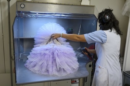 France, Paris (75), Opéra Garnier, les ateliers du costume, les ateliers flous, amidonnage d'un tutu
