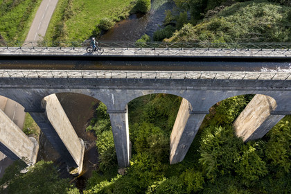 France, Nievre, Regional Natural Park of Morvan, Montreuillon, Montreuillon aqueduct bridge built in 1841, 33 m high and 152 m long with 13 arches 8 m wide, along the Rigole d’Yonne which draws water from the Yonne at Lake Pannecière and feeds the Nivernais Canal (aerial view)