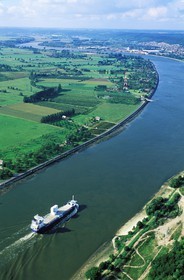 France, Seine-Maritime (76), un cargo descendant la Seine vers Brotonne, (vue aérienne)
