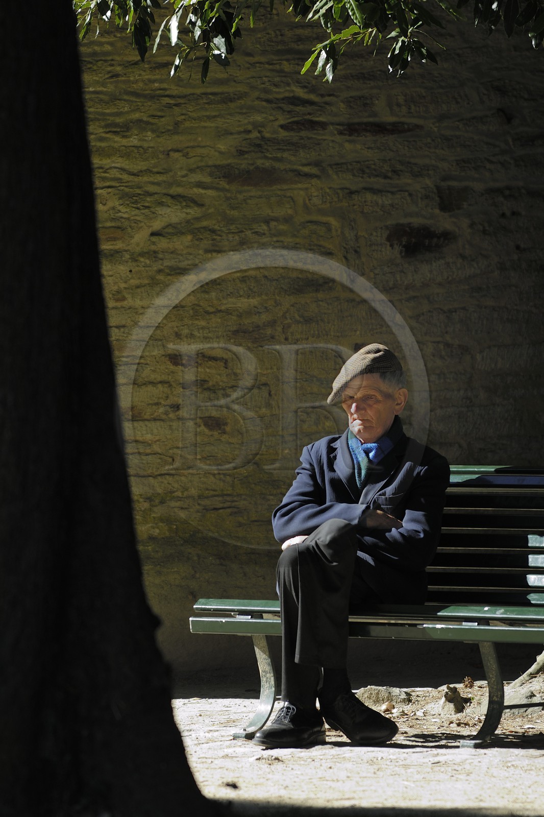 France, Manche (50), Cherbourg, vieil homme à la casquette dans le parc Emmanuel Liais