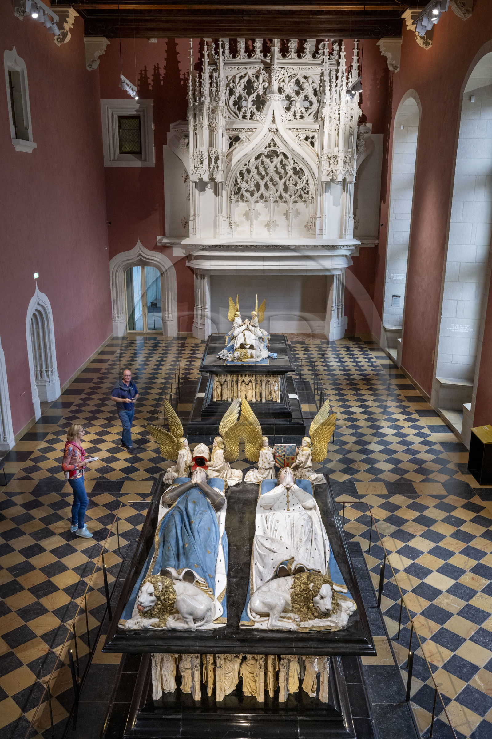 France, Côte-d'Or (21), Dijon, zone classée Patrimoine Mondial de l'UNESCO, Musée des Beaux-Arts dans l'ancien palais des ducs de Bourgogne, salle des tombeaux, la grande salle du palais contient les cénotaphes de Philippe le Hardi et de Jean sans Peur, au premier plan le tombeau de Jean sans Peur avec son épouse Marguerite de Bavière et le cortège des pleurants sculptés par Jean de la Huerta sous les gisants