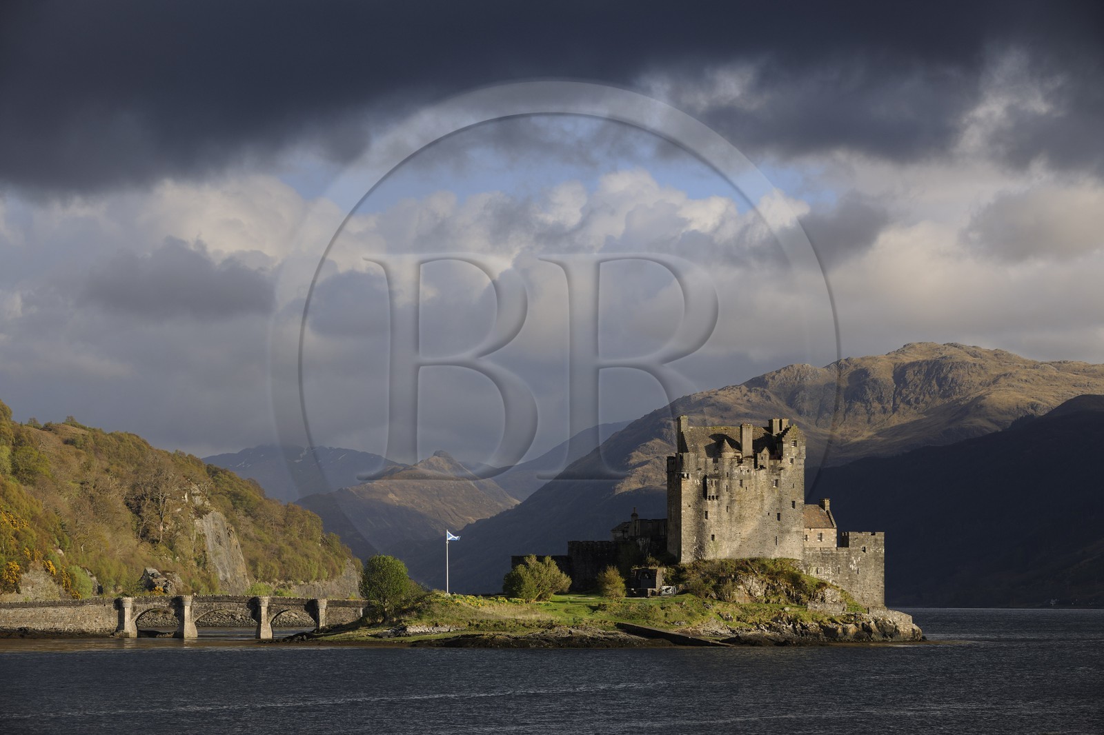 Royaume-Uni, Ecosse, région des Highlands, comté de Ross & Cromarty, Eilean Donan Castle, château à l'entrée du Loch Duich