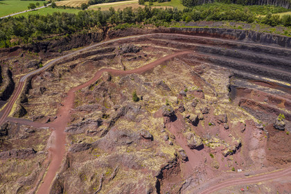 France, Puy-de-Dôme (63), Parc Naturel Régional des Volcans d'Auvergne, Chaine des Puys classée Patrimoine Mondial de l'UNESCO, Saint-Ours-les-Roches, volcan Lemptégy, ancienne carrière de pouzzolane devenue site pédagogique ouvert au public (vue aérienne)