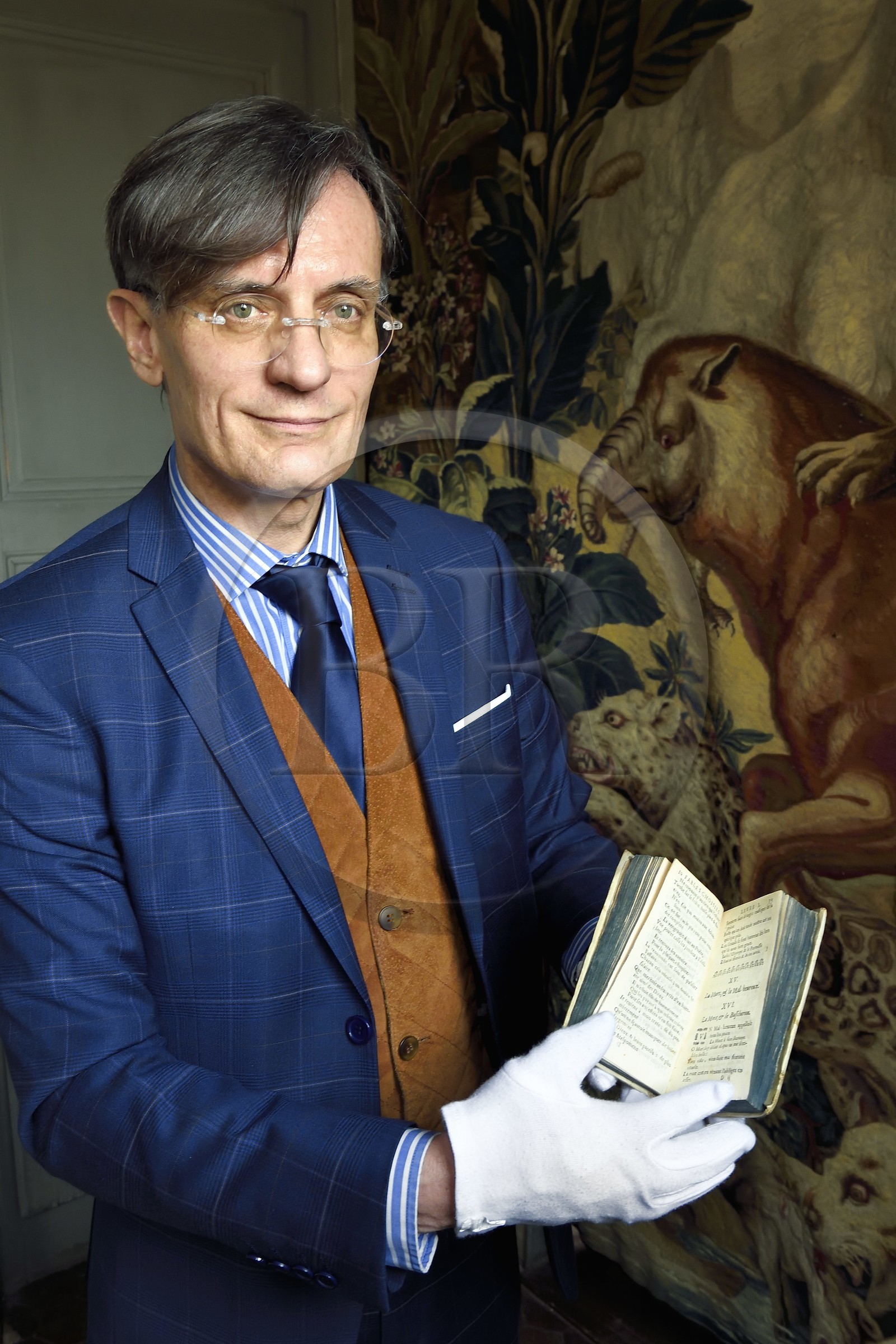 France, Aisne (02), Château-Thierry, Musée Jean de La Fontaine - Ville de Chateau-Thierry, le directeur du pole muséal Nicolas Rousseau tenant le livre des Fables de La Fontaine, Claude Barbin Denys Thierry édition non illustrée, circa 1668, in-12