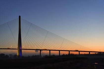 France, entre Calvados (14) et Seine-Maritime (76), le Pont de Normandie à l'aube, il enjambe la Seine pour relier les villes de Honfleur et du Havre