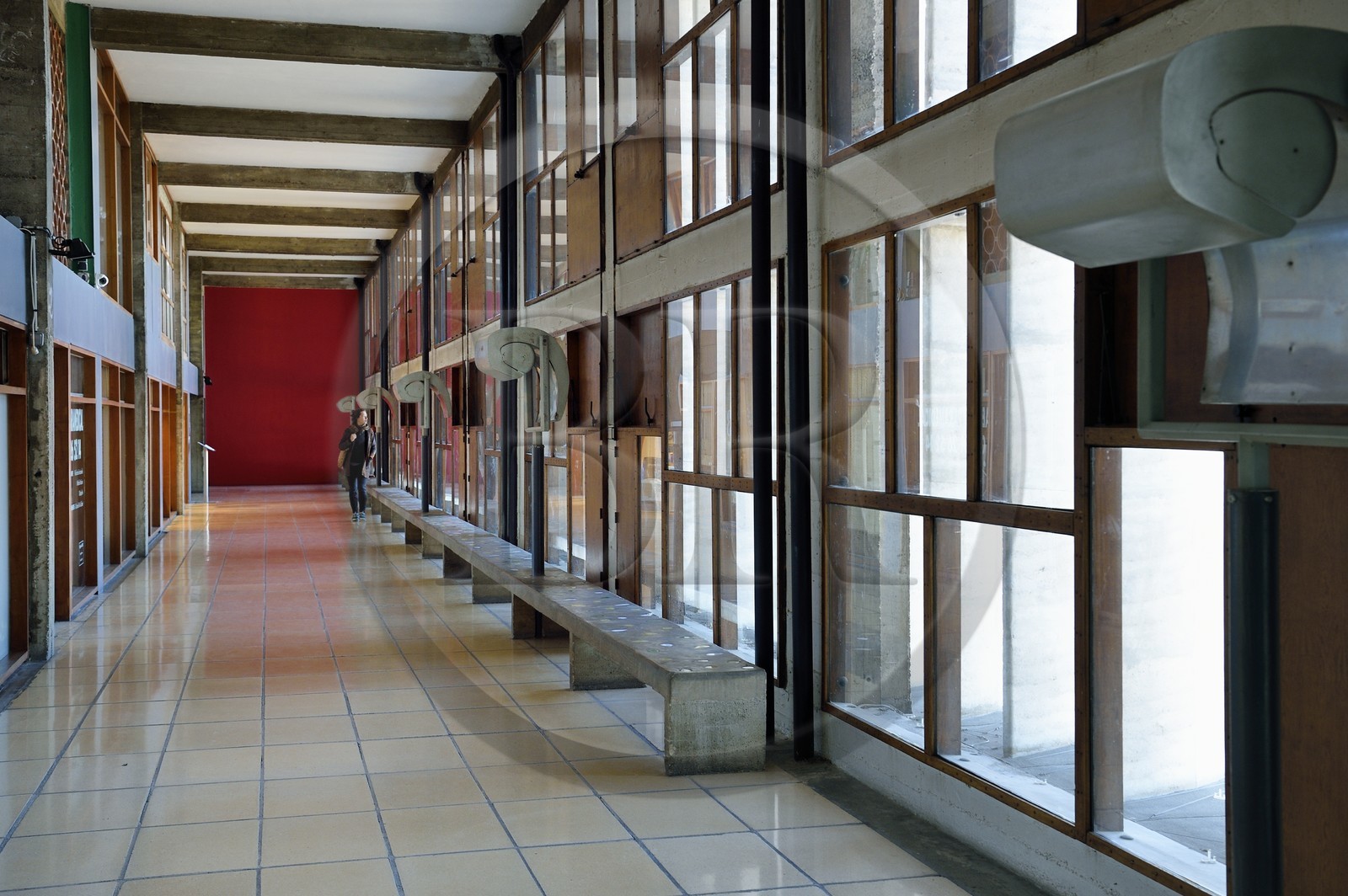 France, Bouches-du-Rhône (13), Marseille, oeuvre architecturale de Le Corbusier, classée Patrimoine Mondial de l'UNESCO, la Cité Radieuse par l'architecte Le Corbusier,  le déambulatoire entre le 3e et le 4e étage