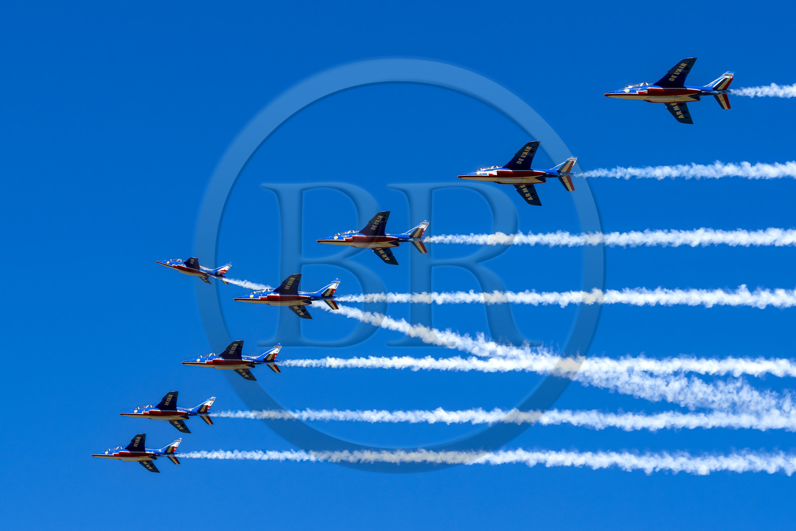 France, Bouches-du-Rhône (13), Salon-de-Provence, base aerienne 701, base de la Patrouille de France (PAF pour Patrouille acrobatique de France) de l'Armée de l'air et de l'espace française, les avions Alphajet quittent la formation les uns après les autres au terme de l'entrainement