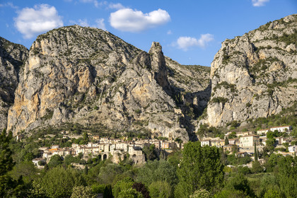 France, Alpes-de-Haute-Provence (04), Parc Naturel Régional du Verdon, Moustiers-Sainte-Marie, labellisé Les Plus Beaux Villages de France, et la chapelle Notre-Dame de Beauvoir en arrière plan dans la falaise
