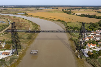 France, Charente-Maritime (17),  Rochefort, le pont transbordeur de Rochefort (ou Martrou) construit par Ferdinand Arnodin en 1900, la nacelle est en translation au dessus du fleuve Charente (vue aérienne)