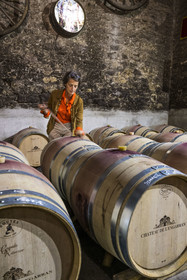 France, Hérault (34), Lavérune, Chateau de l'Engarran, hotel particulier de la deuxième moitié du XVIIIème siècle appelée folie montpelliéraine, la vigneronne et propriétaire Diane Losfelt dans son chai