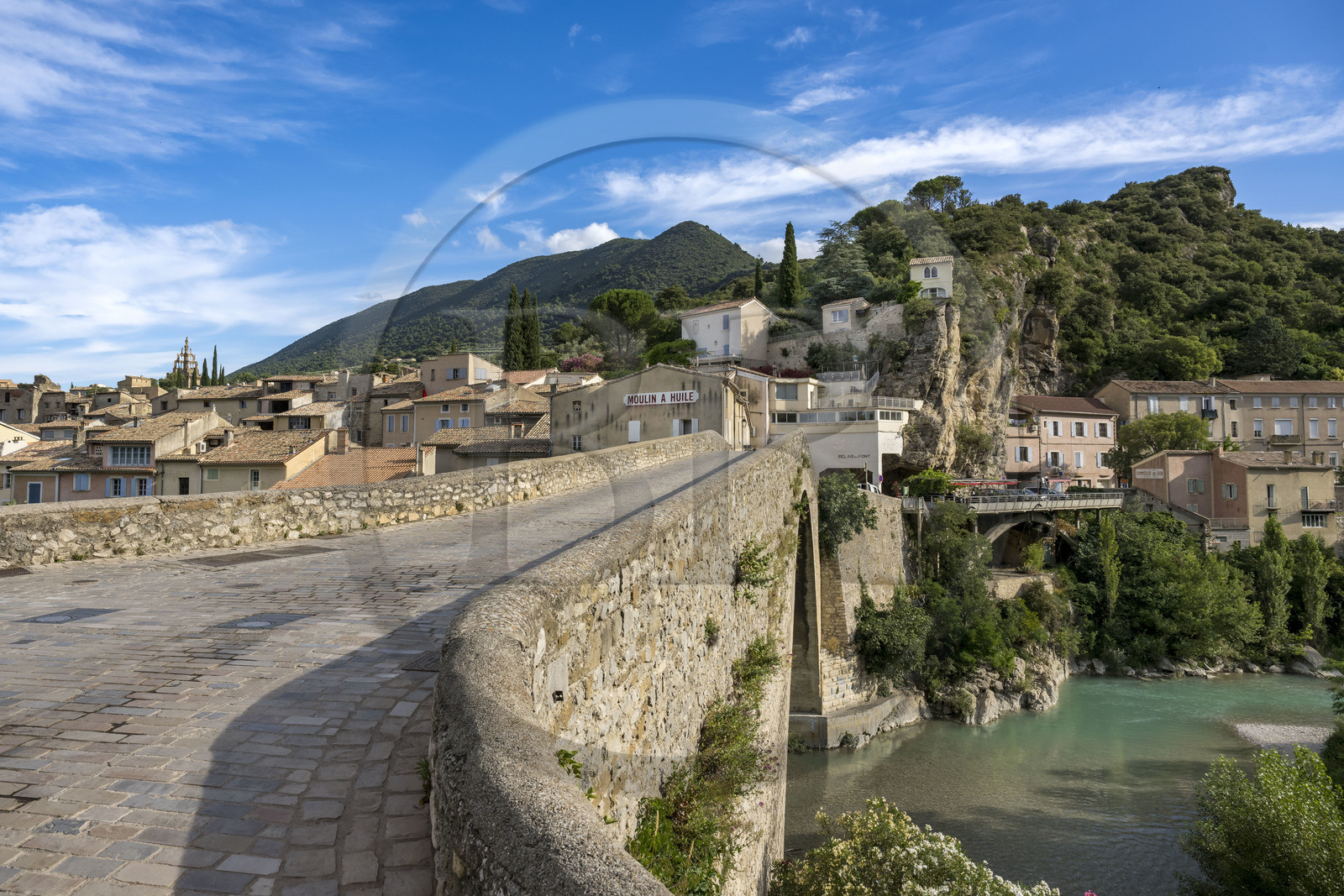 France, Drôme (26), Drôme provençale, Nyons, le pont en arc sur l'Eygues datant du début du XVe siècle