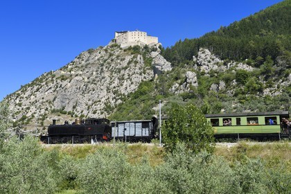 France, Alpes-de-Haute-Provence (04), cité médiévale d'Entrevaux fortifiée par Vauban, le Train des Pignes