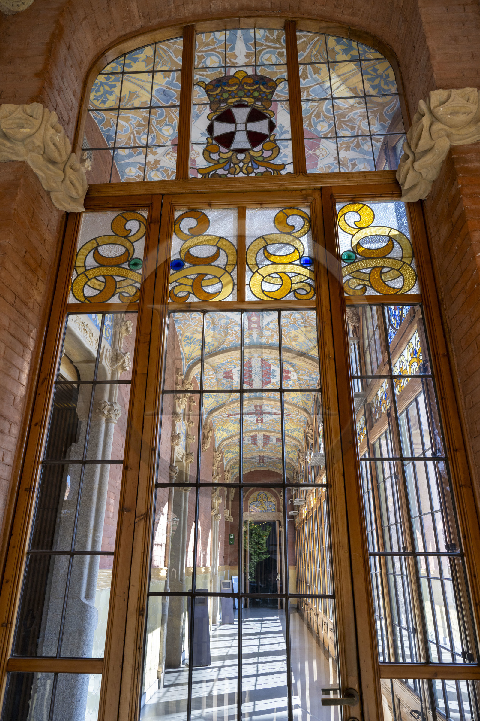 Espagne, Catalogne, Barcelone, quartier d'El Guinardo, ancien Hospital de la Santa Creu i de Sant Pau classé Patrimoine Mondial de l'UNESCO, de style moderniste par l'architecte Domenech i Montaner, aujourd'hui un musée et un centre culturel, batiment de l'administration, une des deux galeries du batiment de l'administration avec mosaïques au plafond