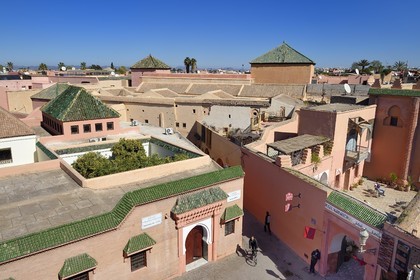Maroc, Haut-Atlas, Marrakech, ville impériale, Médina classée Patrimoine Mondial de l'UNESCO, la mosquée Ben Youssef et le musée de Marrakech, la Medersa Ali Ben Youssef (école coranique) en arrière plan