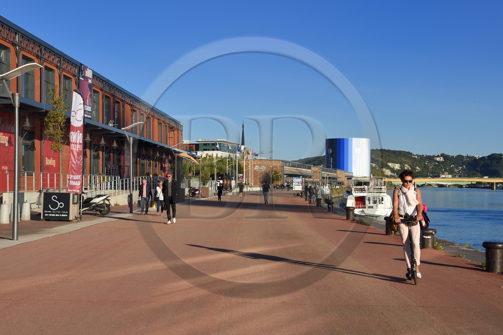 France, Seine-Maritime (76), Rouen, femme en trottinette et le Panorama XXL sur les quais de Seine rive droite en arrière plan
