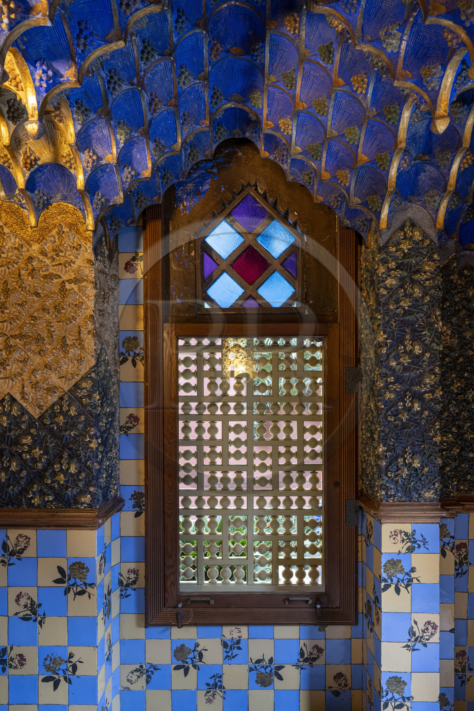 Espagne, Catalogne, Barcelone, Casa Vicens (1883 - 1885) de l'architecte du modernisme catalan Antoni Gaudi, site classé au Patrimoine Mondial de l'UNESCO, le fumoir et sa fenêtre ajourée