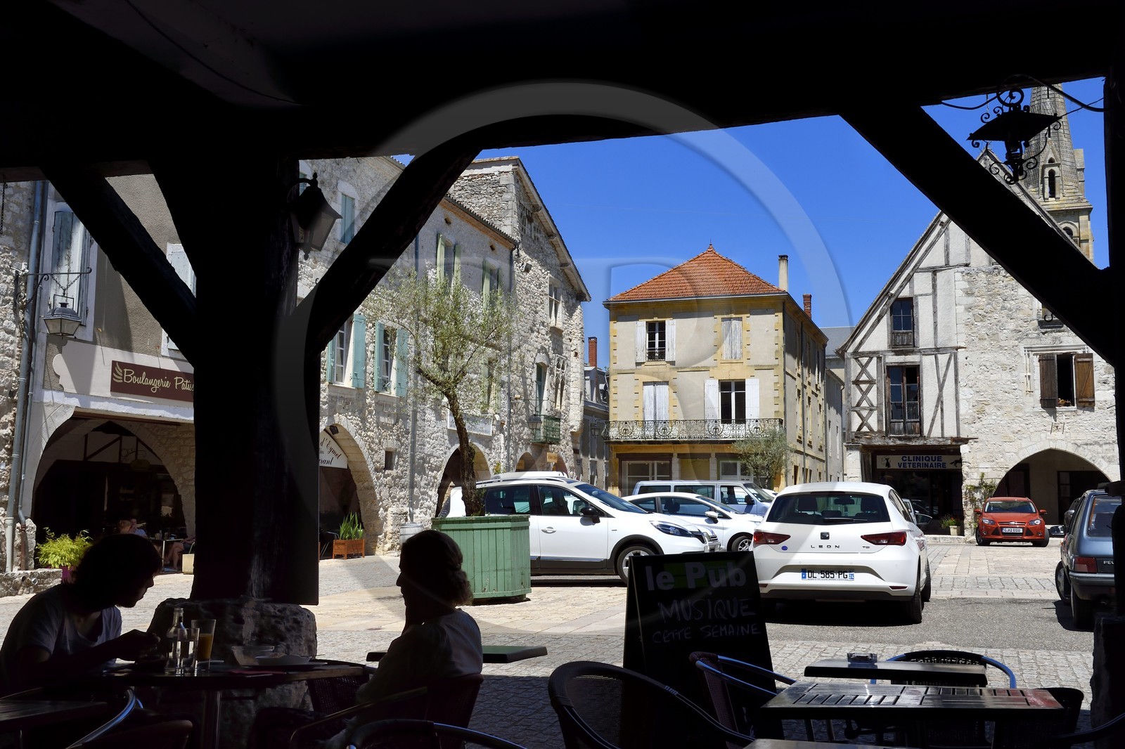 France, Dordogne (24), Perigord Pourpre, Bastide de Eymet, la place centrale (place Gambetta) et ses arcades