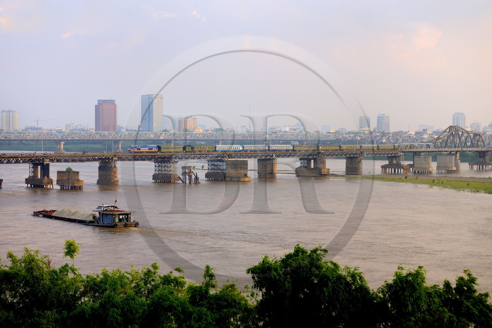 Vietnam, Hanoï, Pont Long Bien anciennement pont Paul Doumer qui enjambe le fleuve Rouge est reservé à la circulation des trains, des deux-roues et des rares piétons