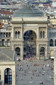 Italie, Lombardie, Milan, Piazza del Duomo et l'entrée de la galerie Vittorio Emanuele II, galerie commerçante construite au XIXe siècle par Giuseppe Mengoni