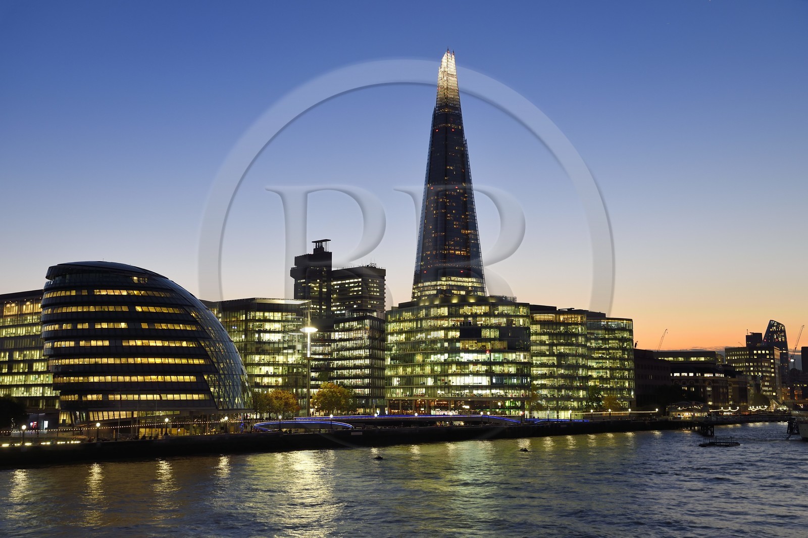 Royaume-Uni, Londres, district de Southwark, quartier de London Bridge, l'hotel de ville de l'architecte Norman Foster, More London Development et la Shard London Bridge Tower de l'architecte Renzo Piano, la plus grande tour de Londres