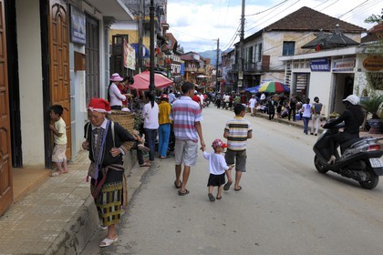 Vietnam, province de Lao Cai, ville de Sapa, femme de la minorité ethnique des Dzao Rouges dans la rue principale