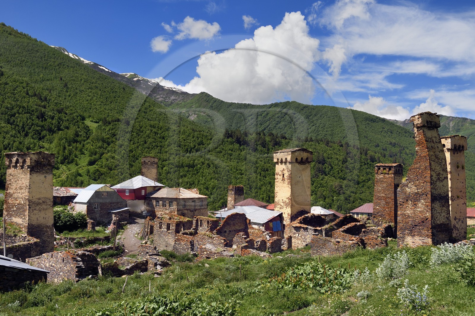 Géorgie, Haute Svanétie (Zemo Svaneti), village de Ushguli, classé Patrimoine Mondial de l'UNESCO, tours défensives Svanes dressées à coté des maisons du hameau de Murkmeli