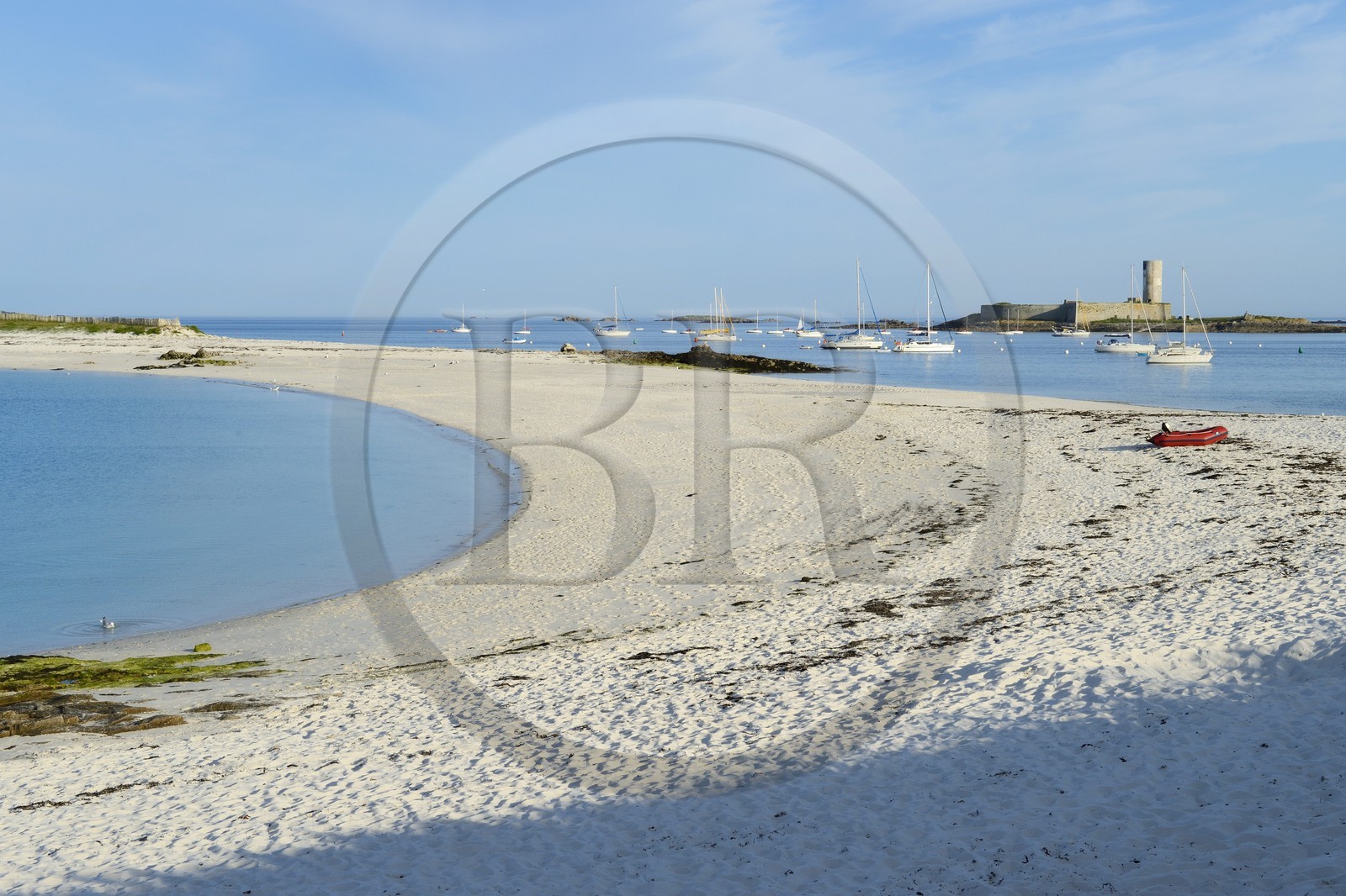 France, Finistere, La Foret Fouesnant, Glenan islands, St Nicolas Island, strip of sand connecting the island of Bananec and Fort Cigogne on Cigogne Island in the background