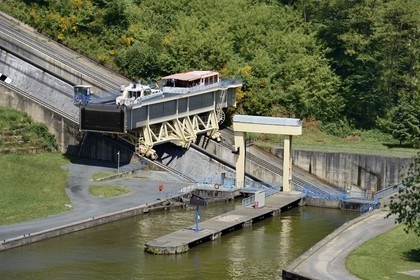 France, Moselle (57), le plan incliné de Saint-Louis-Arzviller est un ascenseur à bateaux qui fait partie du canal de la Marne au Rhin et  et permet la traversée des Vosges, il remplace 17 écluses