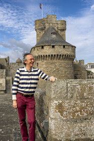 France, Ille et Vilaine, Cote d'Emeraude (Emerald Coast), Saint Malo, the Saint-Malo historian Olivier Chereil de la Rivière, owner of the Magon private mansion, an authentic 18th century corsair residence, the dungeon of the Saint-Malo castle (15th century) in the background