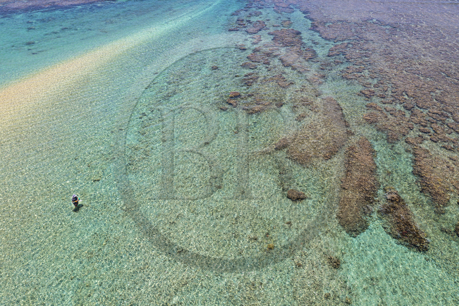 France, île de la Réunion, la Cote Ouest, plage du lagon de Saint-Gilles-Les-Bains à l'Ermitage-les-Bains, pecheur dans le lagon au niveau de la Passe de l'Ermitage (vue aérienne)