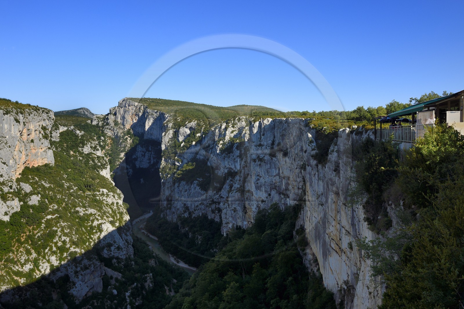 Var (83) rive gauche et Alpes-de-Haute-Provence (04) rive droite, Parc Naturel Régional du Verdon, l'auberge des cavaliers construite sur la Corniche Sublime en aplomb du Grand Canyon des Gorges du Verdon