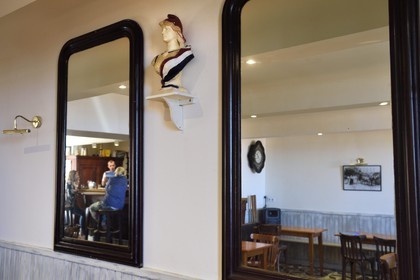 France, Var (83), Presqu'Ile de Saint-Tropez, Ramatuelle, place Gabriel Péri au coeur du vieux village, le Cercle du littoral (Café associatif)