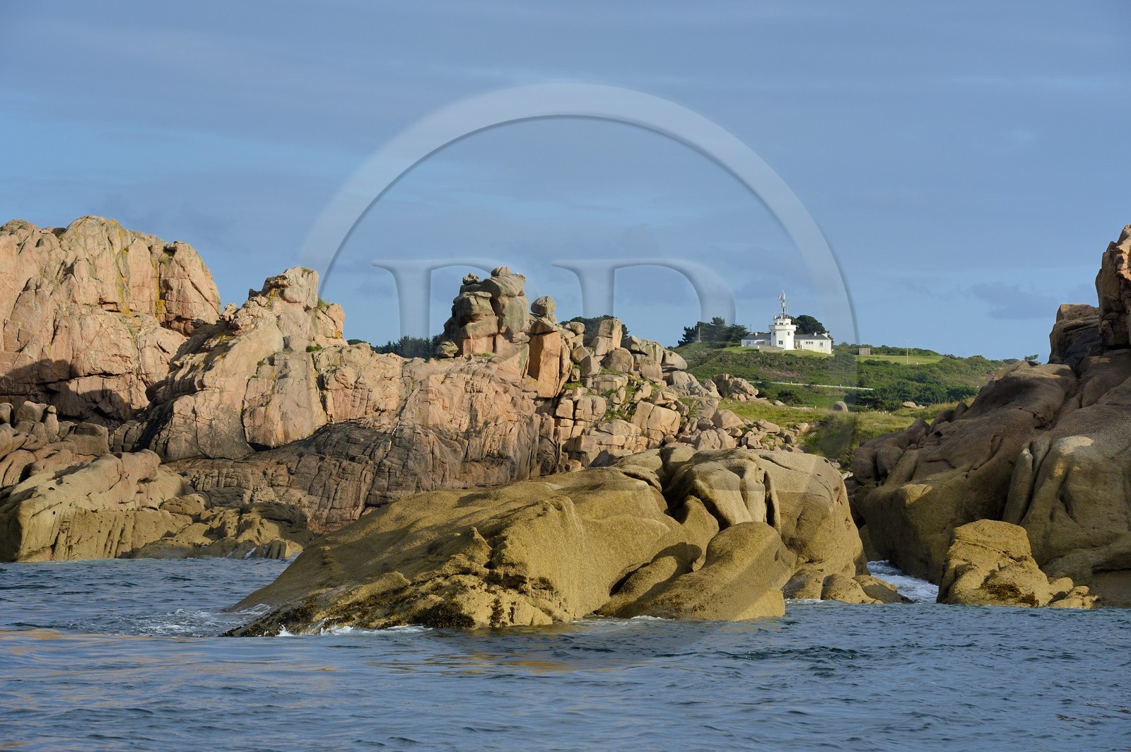 France, Côtes-d'Armor (22), Côte de Granit Rose, Perros-Guirec, Ploumanac'h, la pointe de Squewel et le sémaphore de La Clarté France, Cotes-d'Armor, Cote de Granit Rose (the Pink Granite coast), Perros Guirec, Ploumanach, Pointe de Squewel and the semaphore of La Clarte