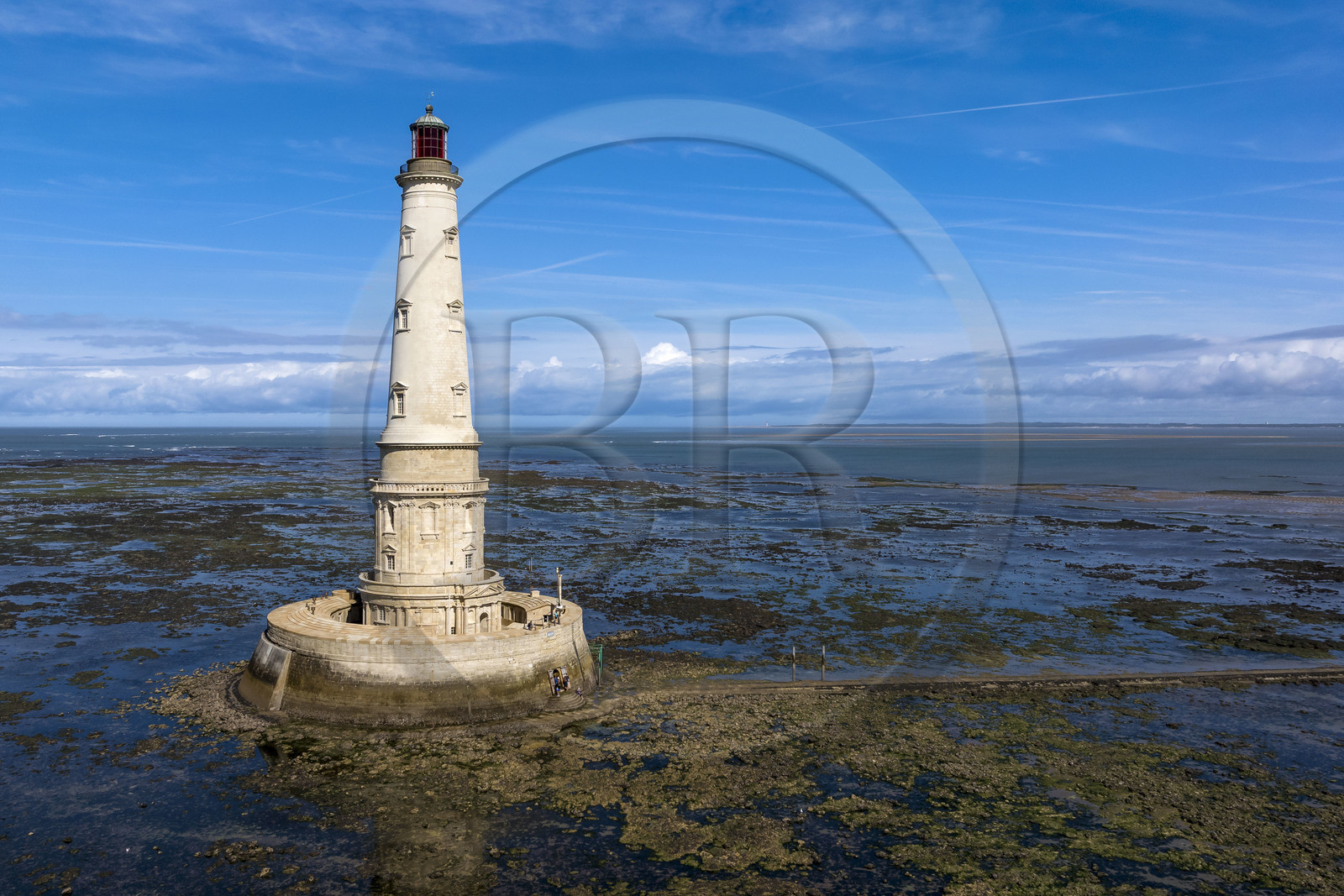 France, Gironde (33), le Verdon-sur-Mer, plateau rocheux de Cordouan à marée basse, phare de Cordouan, classé Patrimoine Mondial de l'UNESCO (vue aérienne)