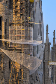 Spain, Catalonia, Barcelona, Eixample district, Sagrada Familia basilica by Catalan modernist architect Antoni Gaudi, listed as a UNESCO World Heritage Site, work in progress on one of the towers overlooking the Passion facade