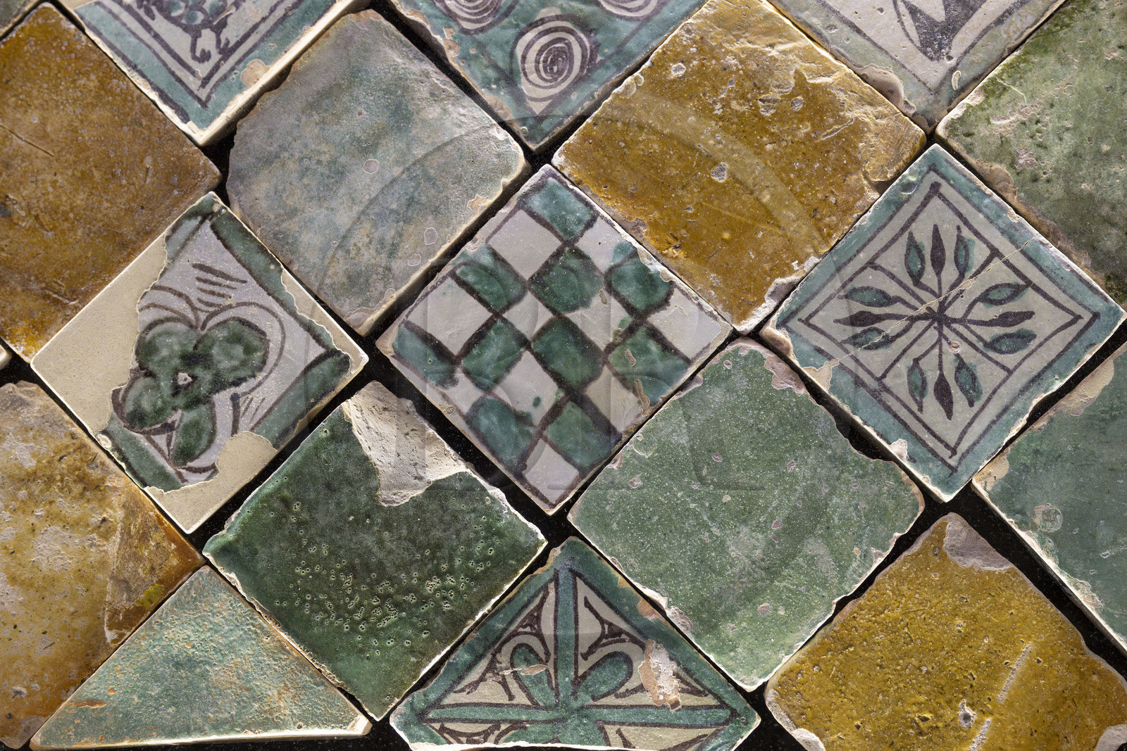 France, Vaucluse (84), Avignon, Palais des Papes classé Patrimoine mondial de l'UNESCO, carreaux vernissés du sol, céramique en pate réfractaire du XIVe siècle