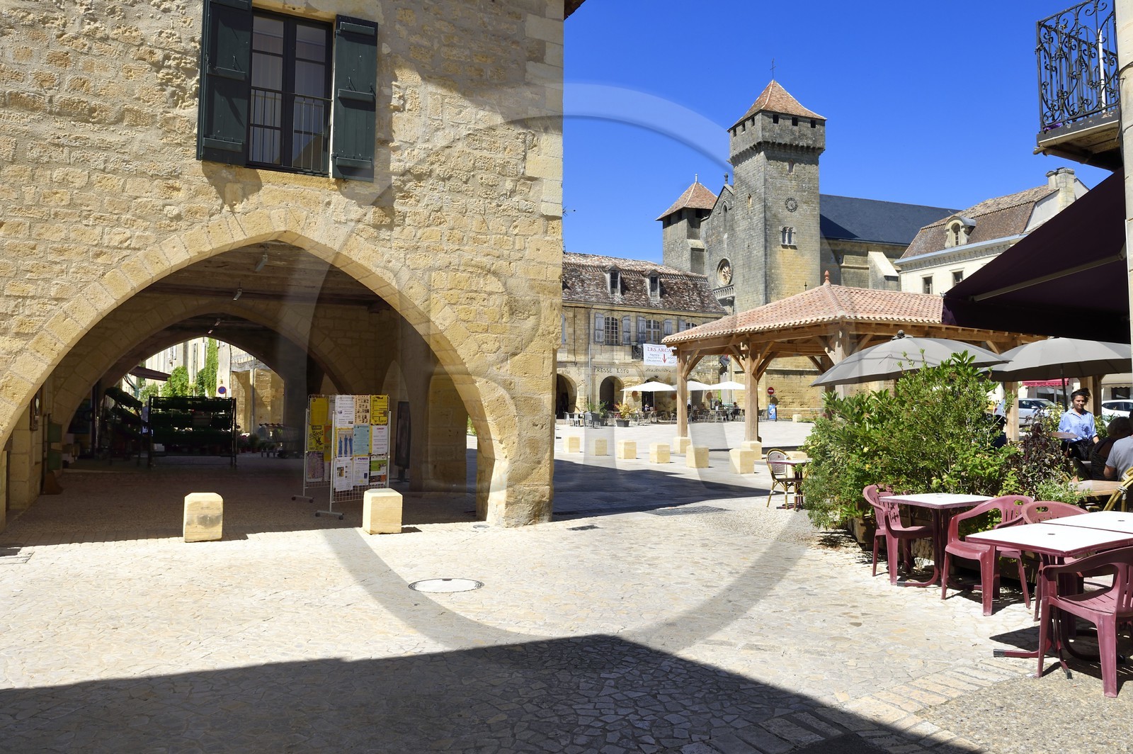France, Dordogne, Perigord Pourpre, Beaumont du Perigord, place Jean Moulin with its covered market and 13th century Saint-Laurent-et-Saint-Front fortified church in english Gothic style