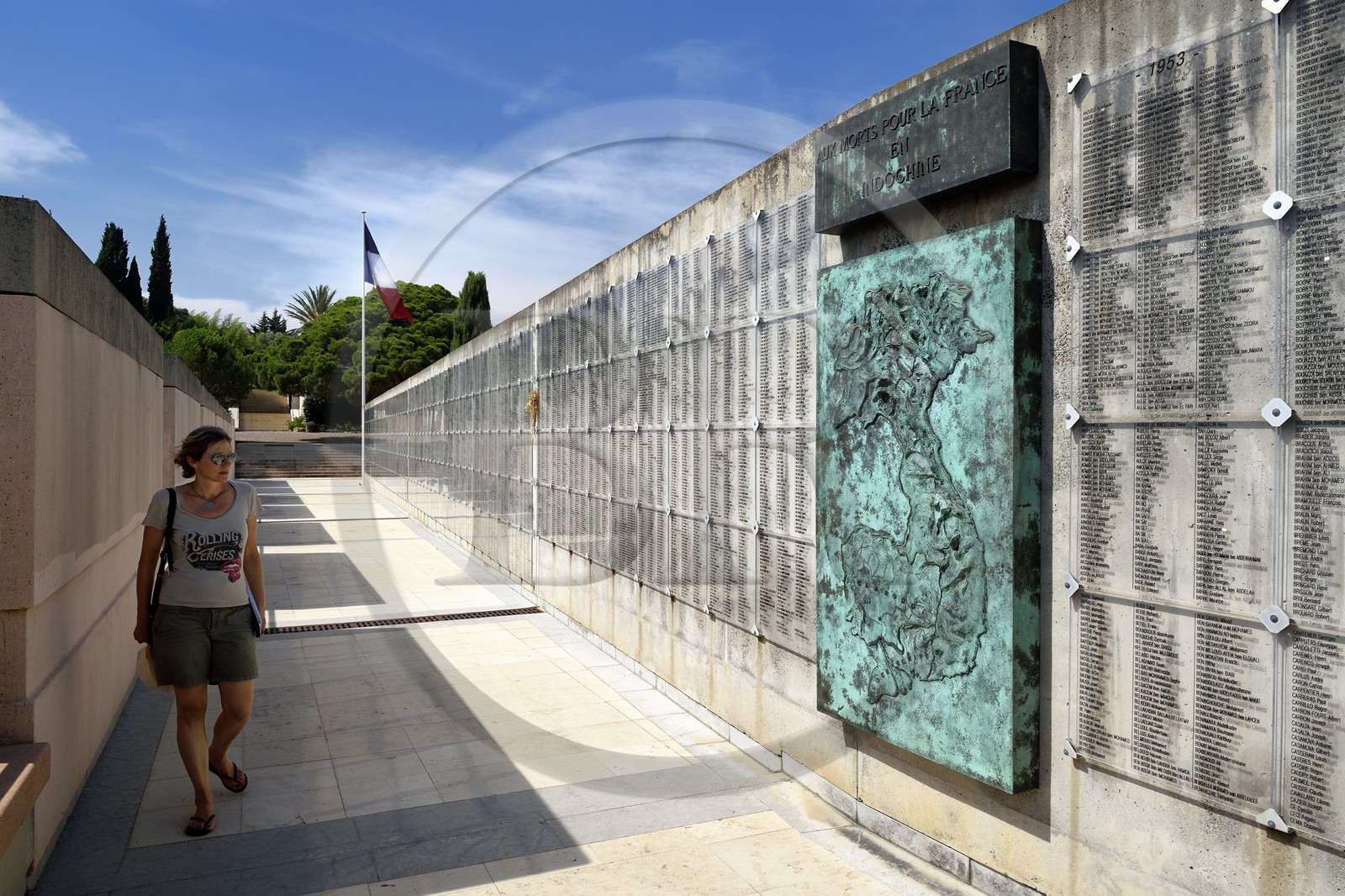 France, Var (83), Fréjus, Mémorial des guerres d'Indochine et nécropole, le mur du Souvenir où sont inscrits 34935 noms de soldats morts en Indochine dont les corps ne reposent pas ici