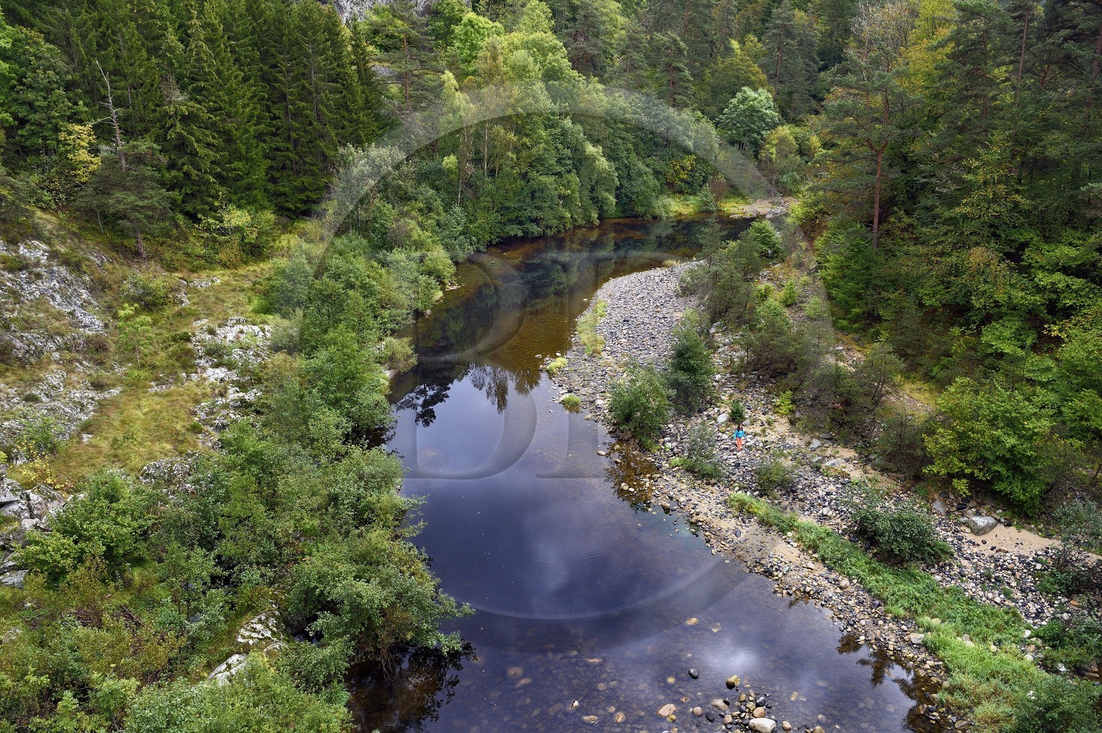 France, Haute-Loire (43), vallée de la Loire, Salettes, randonneuse longeant les berges de la Loire au Pont de Soubrey