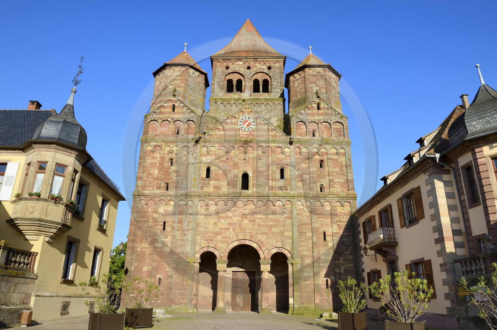 France, Bas Rhin (67), Marmoutier, l'église abbatiale romane du VIème siècle, façade occidentale en grès rouge des Vosges